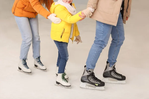 Νεαρή οικογένεια σε παγοδρόμιο — Φωτογραφία Αρχείου