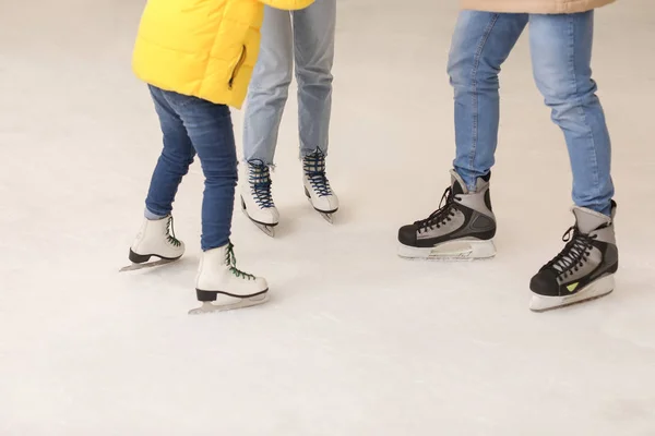 Jonge familie op schaatsbaan — Stockfoto