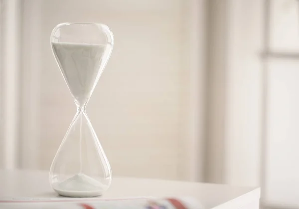 Reloj de arena en la mesa en la oficina. Concepto de gestión del tiempo — Foto de Stock