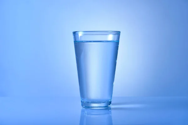 Glass of fresh water on color background — Stock Photo, Image