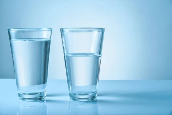Glazen van zoet water op kleur achtergrond — Stockfoto