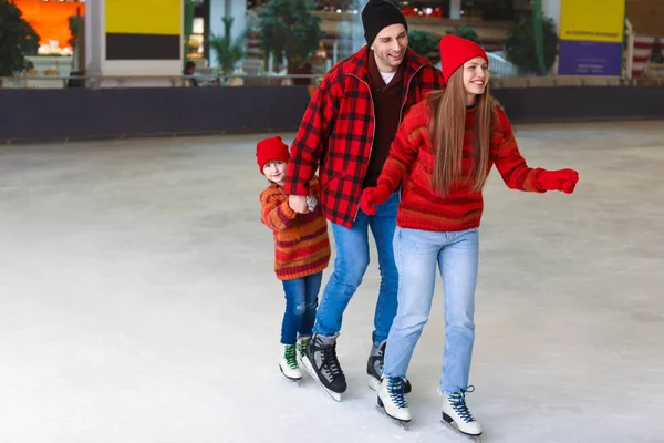 Glückliche Familie auf der Eisbahn — Stockfoto