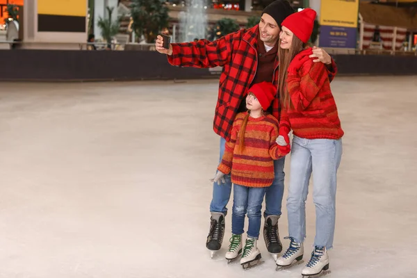 Mutlu aile buz pateni pistinde selfie çekiyor. — Stok fotoğraf