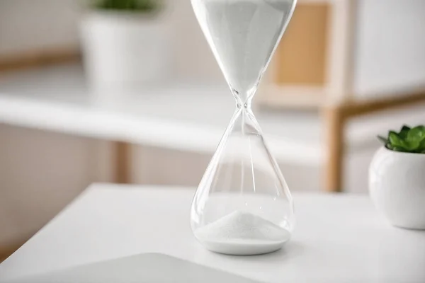 Reloj de arena en la mesa en la oficina. Concepto de gestión del tiempo — Foto de Stock