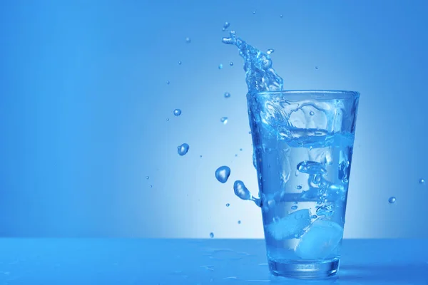 Vidro de água doce com respingo no fundo de cor — Fotografia de Stock