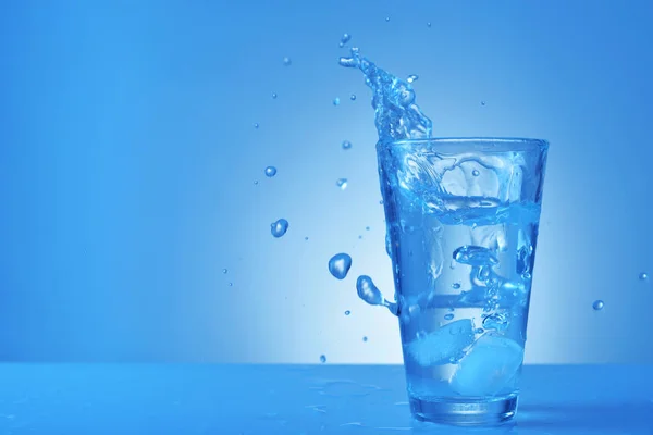 Vaso de agua dulce con salpicadura sobre fondo de color —  Fotos de Stock