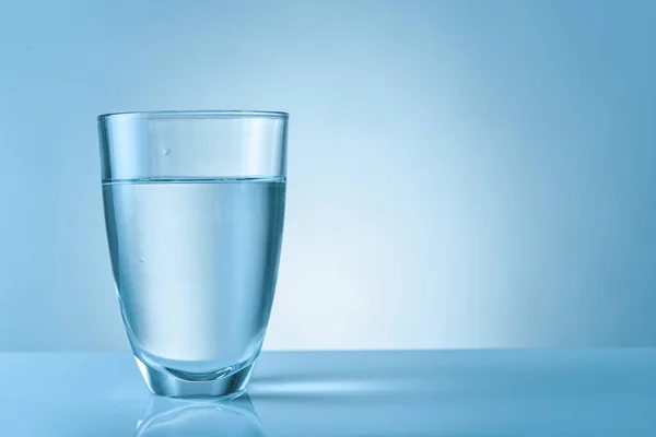 Glass of fresh water on color background — Stock Photo, Image