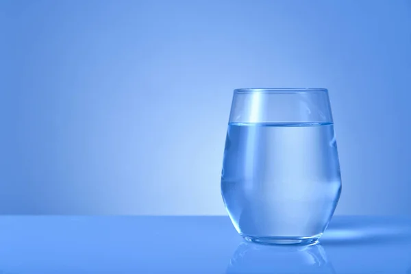 Glass of fresh water on color background — Stock Photo, Image