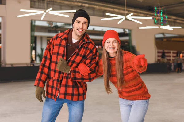 Happy couple on skating rink — Stock Photo, Image
