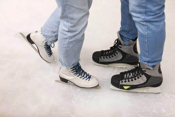 Junges Paar auf Eisbahn — Stockfoto