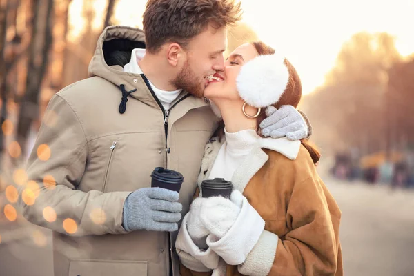 Feliz pareja joven caminando al aire libre en el día de invierno — Foto de Stock