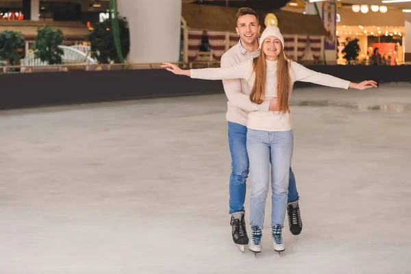 Glückliches Paar auf Eisbahn — Stockfoto