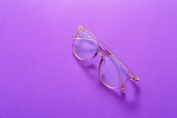 Gafas de vista elegantes sobre fondo de color — Foto de Stock
