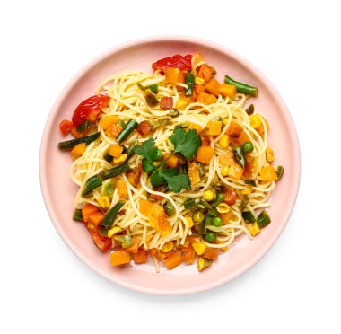 Beyaz arka planda lezzetli makarna ve sebzeli tabak.