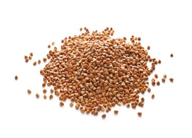 Beyaz arkaplanda bir yığın çiğ karabuğday