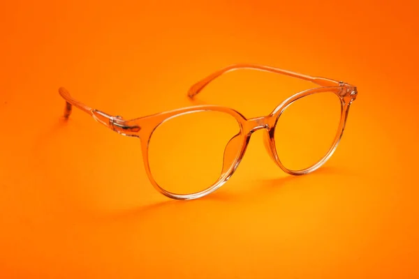 Lunettes de vue élégantes sur fond de couleur — Photo