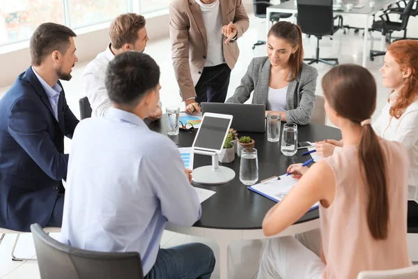 Grupp affärsmän under mötet i ämbetet — Stockfoto