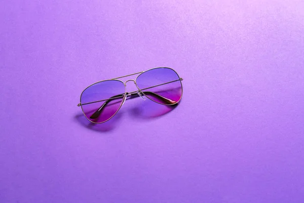 Elegantes gafas de sol sobre fondo de color — Foto de Stock