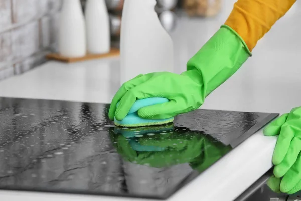 Γυναίκα καθαρισμού σόμπα στην κουζίνα — Φωτογραφία Αρχείου