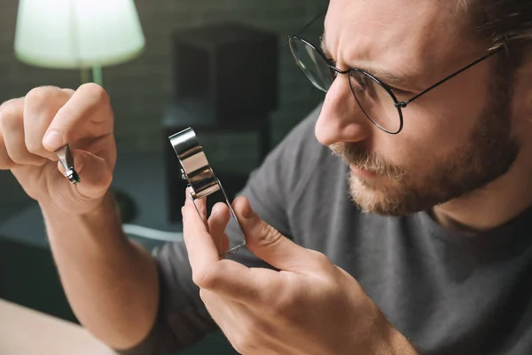 Jeweler examining gemstone in workshop — Stock Photo, Image