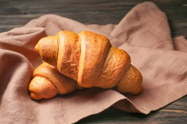 Croissants saborosos na mesa de madeira — Fotografia de Stock