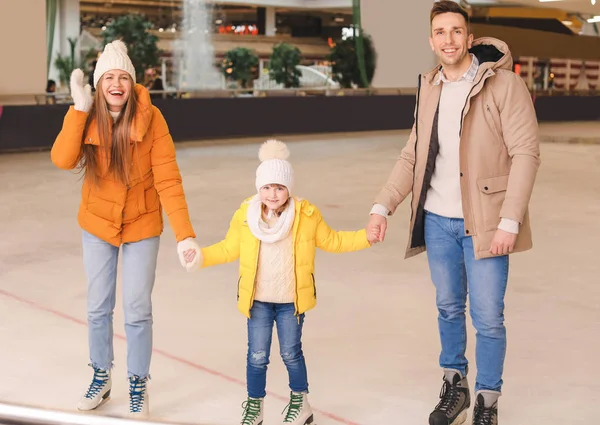 スケートリンク上の幸せな家族 — ストック写真