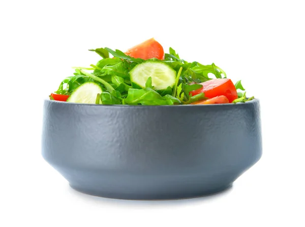Tigela com salada fresca sobre fundo branco — Fotografia de Stock