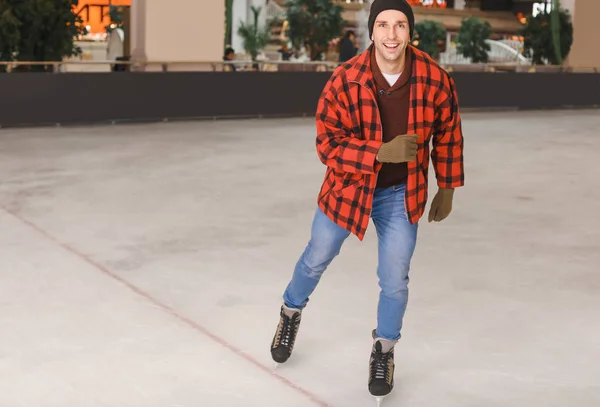 Junger Mann auf Eisbahn — Stockfoto