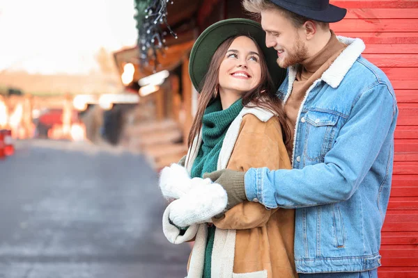 Jovem casal feliz na feira de Natal ao ar livre — Fotografia de Stock