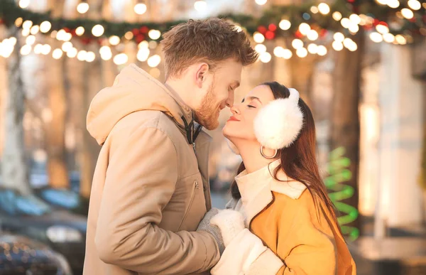 Feliz pareja joven caminando al aire libre en el día de invierno —  Fotos de Stock