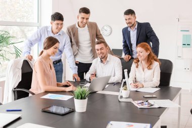 Ofiste toplanan bir grup iş adamı