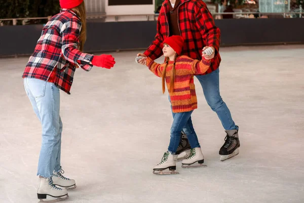 Happy family on skating rink — Stock Photo, Image