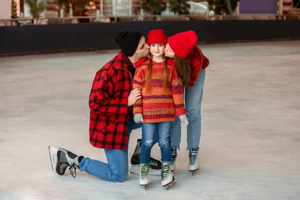 Lycklig familj på skridskobana — Stockfoto