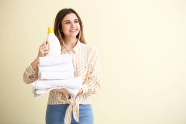 Renkli arka planda çamaşır ile güzel genç kadın