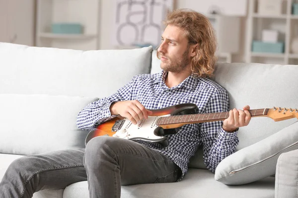 Man playing guitar at home — Stock Photo, Image