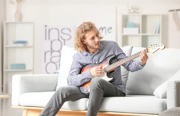 Man playing guitar at home — Stock Photo, Image