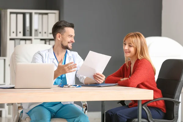 Médecin masculin travaillant avec le patient à la clinique — Photo