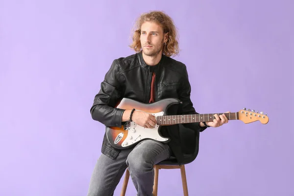 Uomo che suona la chitarra su sfondo a colori — Foto Stock