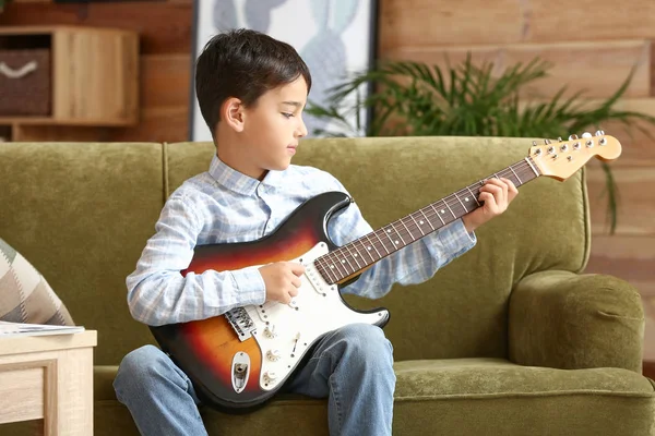 Menino tocando guitarra em casa — Fotografia de Stock