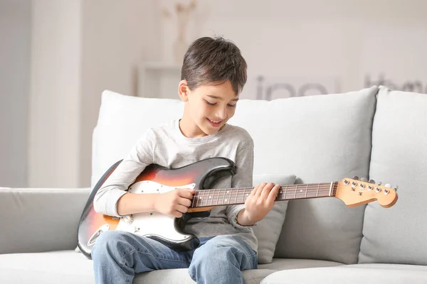 Menino tocando guitarra em casa — Fotografia de Stock