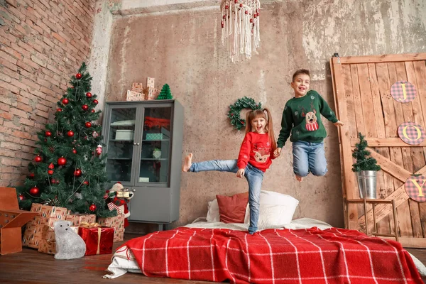 Crianças felizes pulando na véspera de Natal em casa — Fotografia de Stock