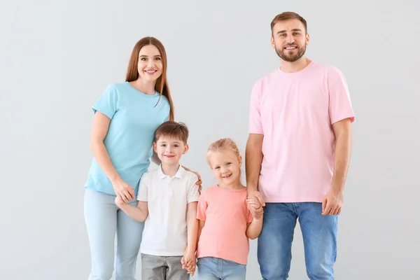 Porträtt av lycklig familj på ljus bakgrund — Stockfoto