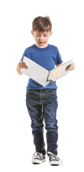 Bonito menino leitura livro no fundo branco — Fotografia de Stock