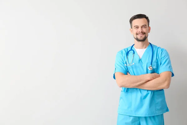 Retrato de médico masculino em fundo claro — Fotografia de Stock