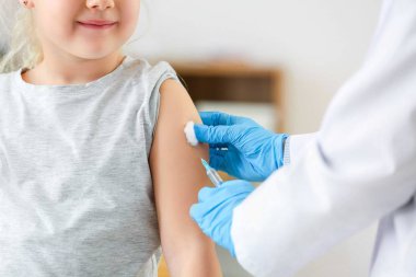 Doktor klinikte küçük kız aşısı