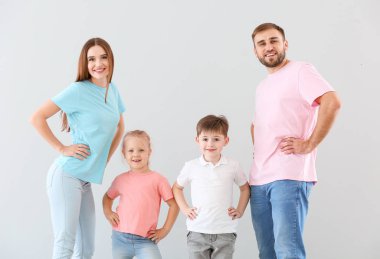 Aydınlık arkaplanda mutlu aile portresi