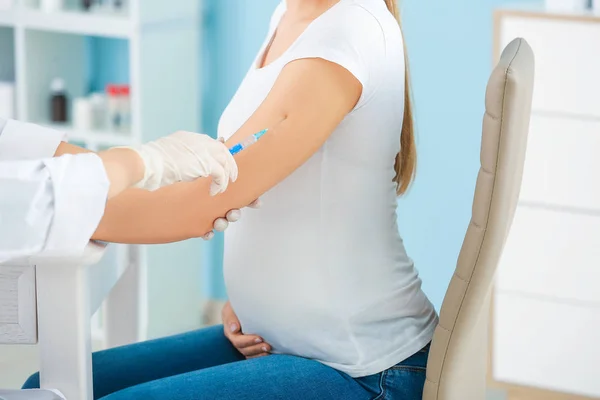 Arts vaccineren zwangere vrouw in kliniek — Stockfoto