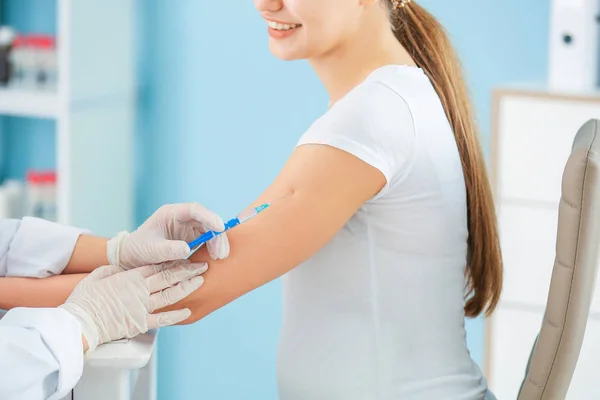 Läkare som vaccinerar gravida kvinnor på kliniken — Stockfoto