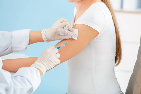 Läkare som vaccinerar gravida kvinnor på kliniken — Stockfoto