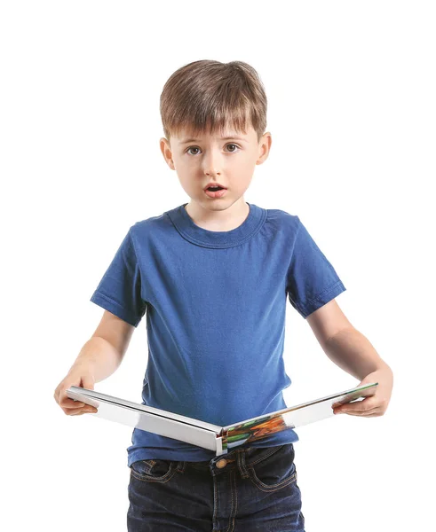 Bonito menino leitura livro no fundo branco — Fotografia de Stock